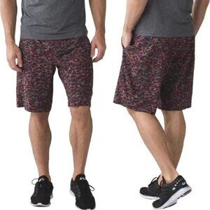 Lululemon‎ Core Mini Urban Leopard Slate Linerless Shorts Mens M Workout Train